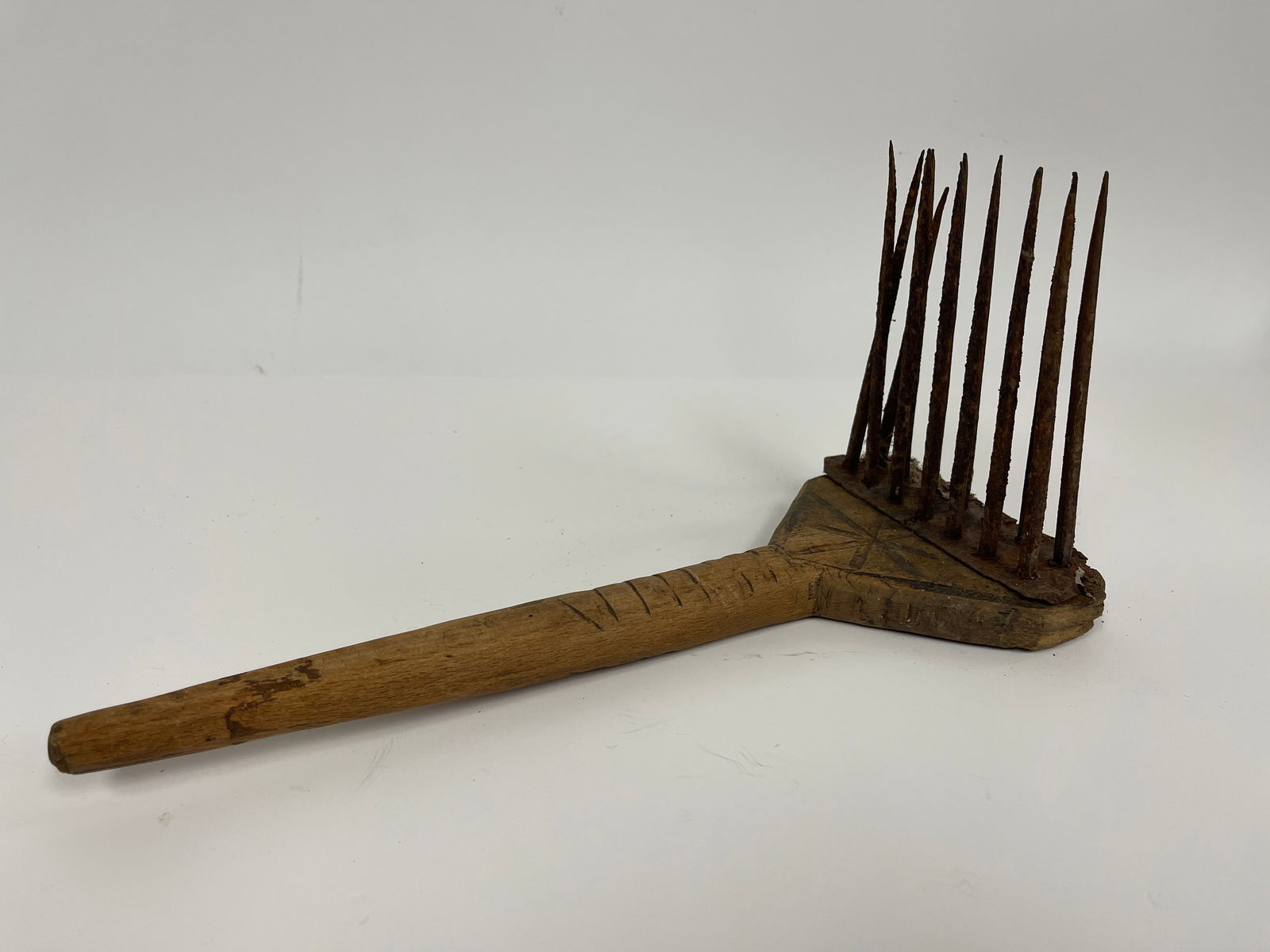 17THC WOODEN HAND HETCHELL W/ INCISED LINE DECORATION (1 of 4)