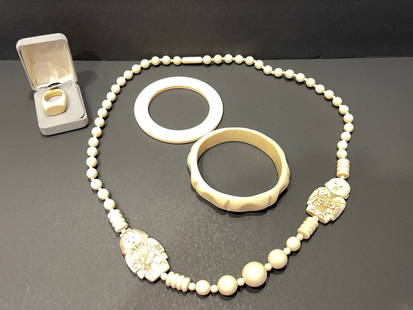 GROUPING OF CARVED JEWELRY: GROUPING OF CARVED JEWELRY