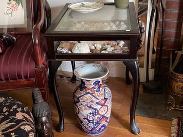 QUEEN ANNE STYLE SHOWCASE ON CABRIOLE LEGS