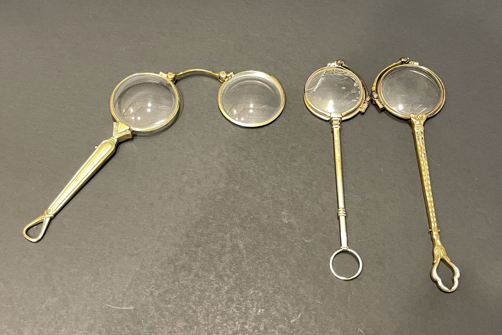 GROUPING OF MAGNIFYING GLASSES: GROUPING OF MAGNIFYING GLASSES
