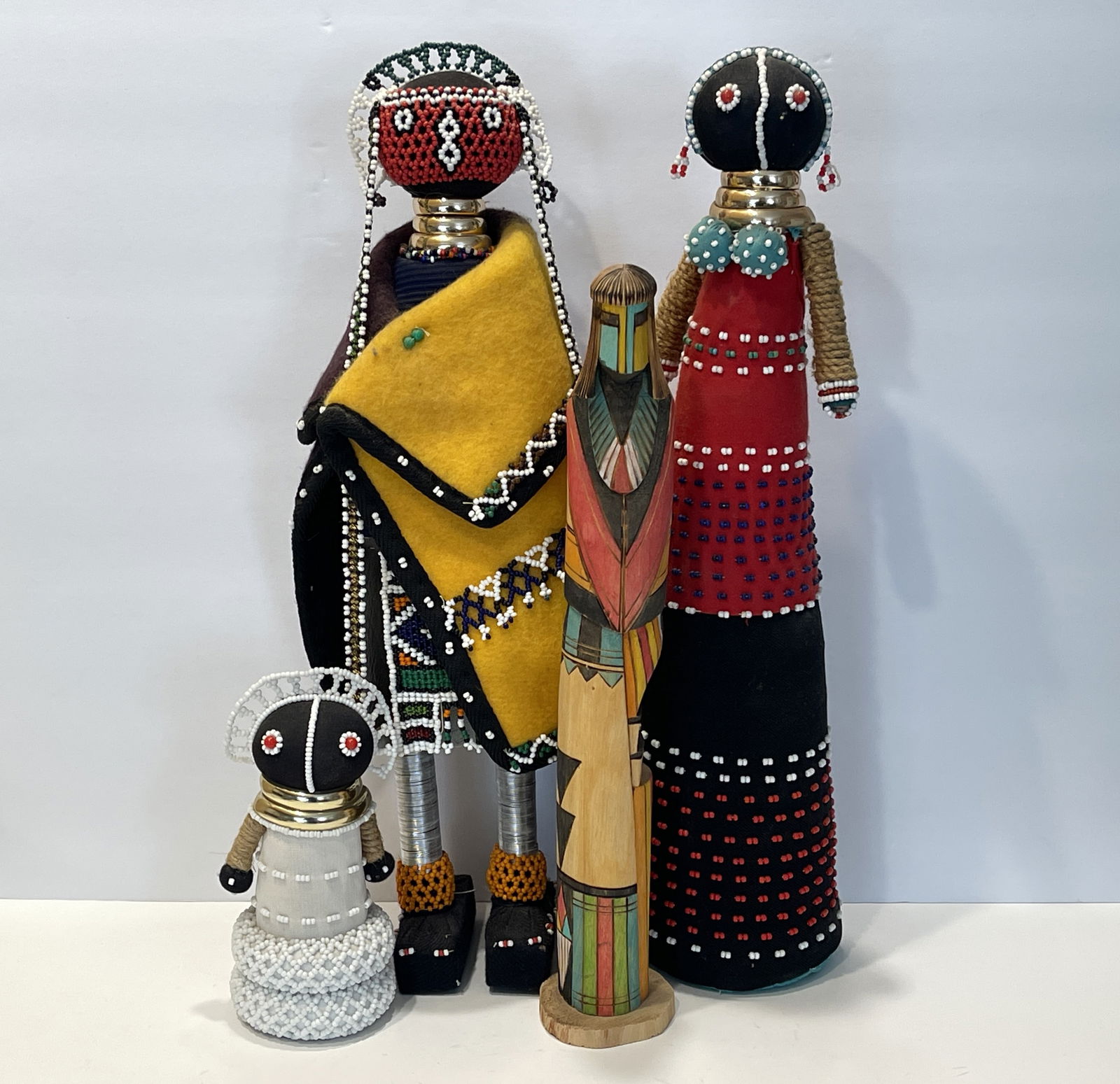 GROUPING OF BEADED DOLLS, CARVED WOODEN FIGURE: GROUPING OF BEADED DOLLS, CARVED WOODEN FIGURE