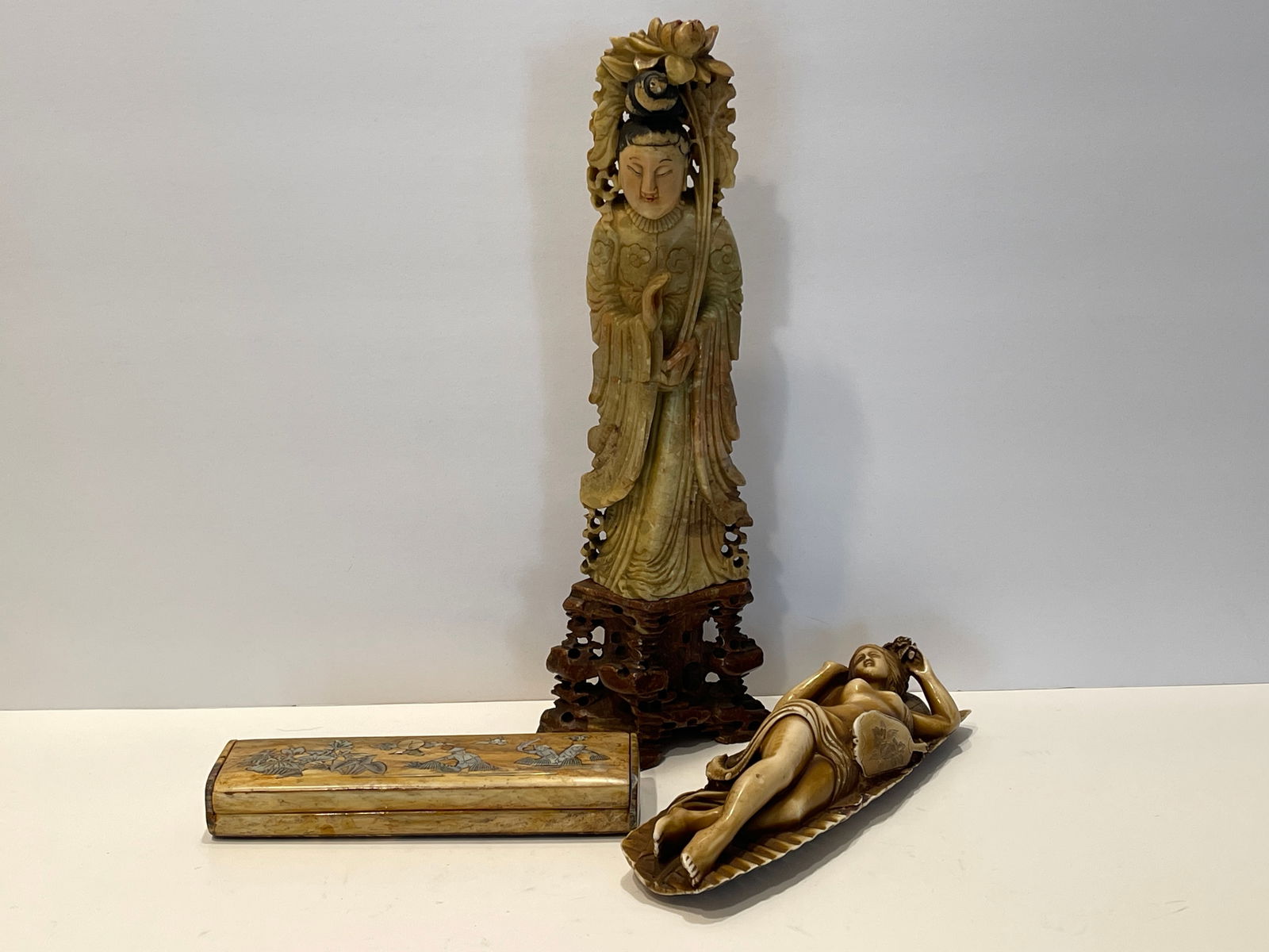 GROUPING OF THREE CARVED ITEMS INLAID BOX (1 of 7)