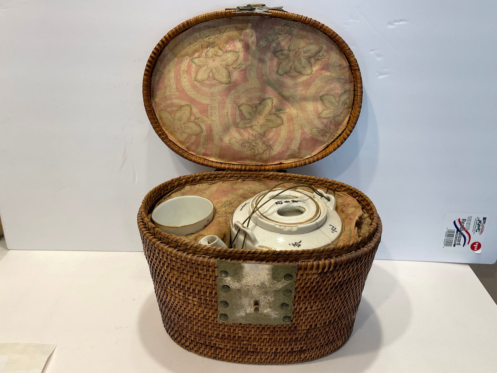 WICKER BASKET WITH TEAPOT AND CUP 11 X 8 X 8: WICKER BASKET WITH TEAPOT AND CUP 11 X 8 X 8