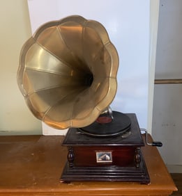 VICTROLA "HIS MASTER'S VOICE " THE GRAMOPHONE COMPANY LTD
