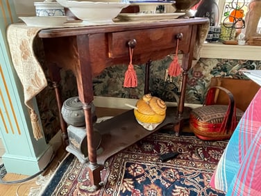 ONE DRAWER SERVER , BACKSPLASH . BOTTOM SHELF