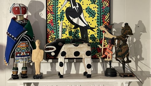 GROUPING OF FIVE DECORATIVE ITEMS