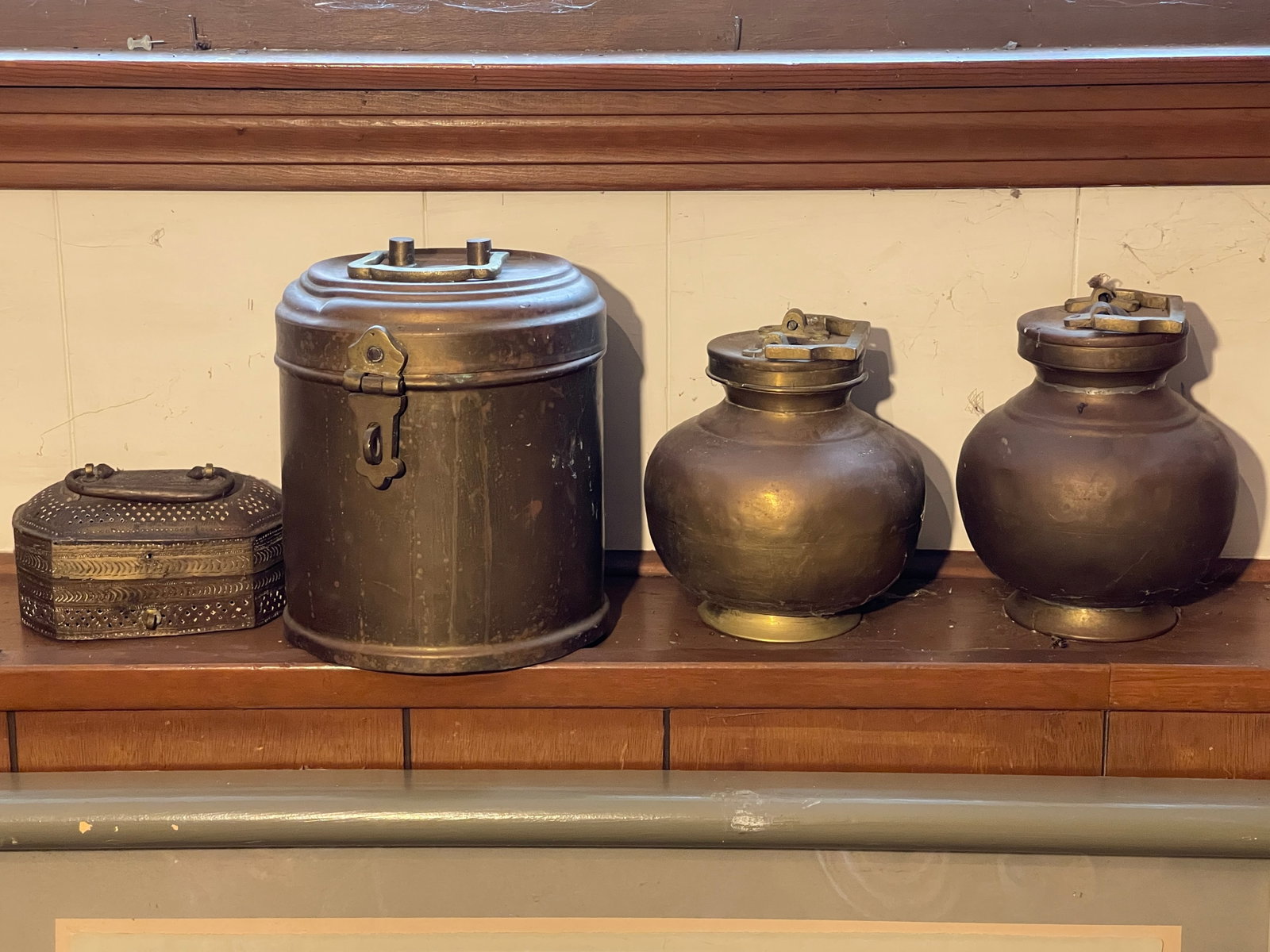 GROUPING OF ANTIQUE METAL CONTAINERS: GROUPING OF ANTIQUE METAL CONTAINERS
