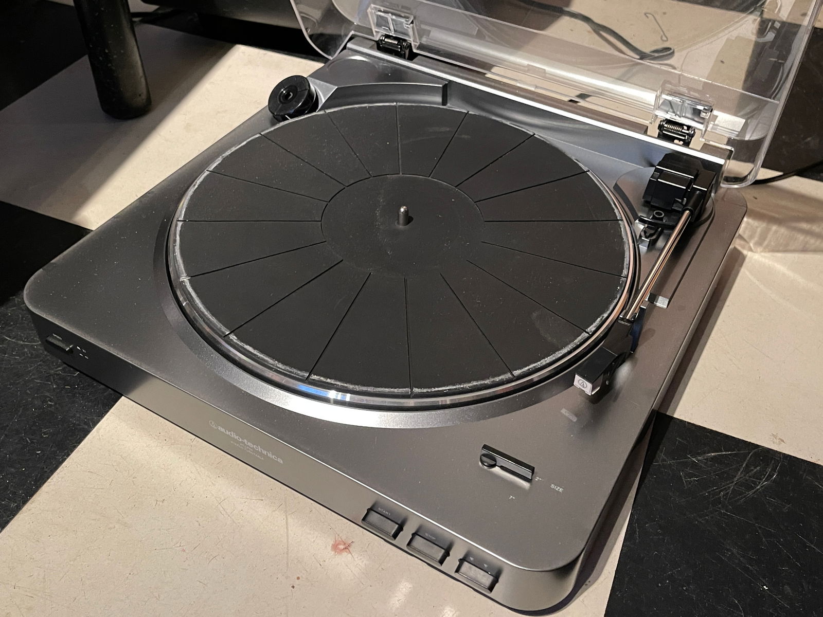 AUDIO TECHNICA STEREO TURNTABLE (1 of 3)