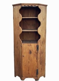 RARE 18TH C SCALLOPED SIDE WILLIAM AND MARY CORNER CUPBOARD ORIGINAL H. HINGES OLD DRY ATTIC SURFACE