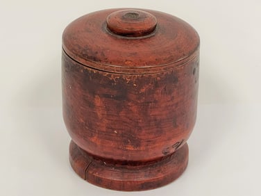 AMERICAN MOTTLED RED PAINT-DECORATED TREENWARE COVERED JAR. AMERICAN, FIRST-HALF 19TH CENTURY.
