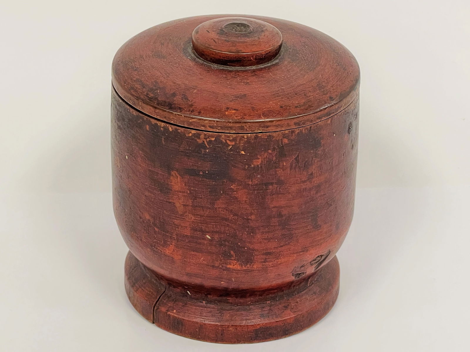 AMERICAN MOTTLED RED PAINT-DECORATED TREENWARE COVERED JAR. AMERICAN, FIRST-HALF 19TH CENTURY. (1 of 5)