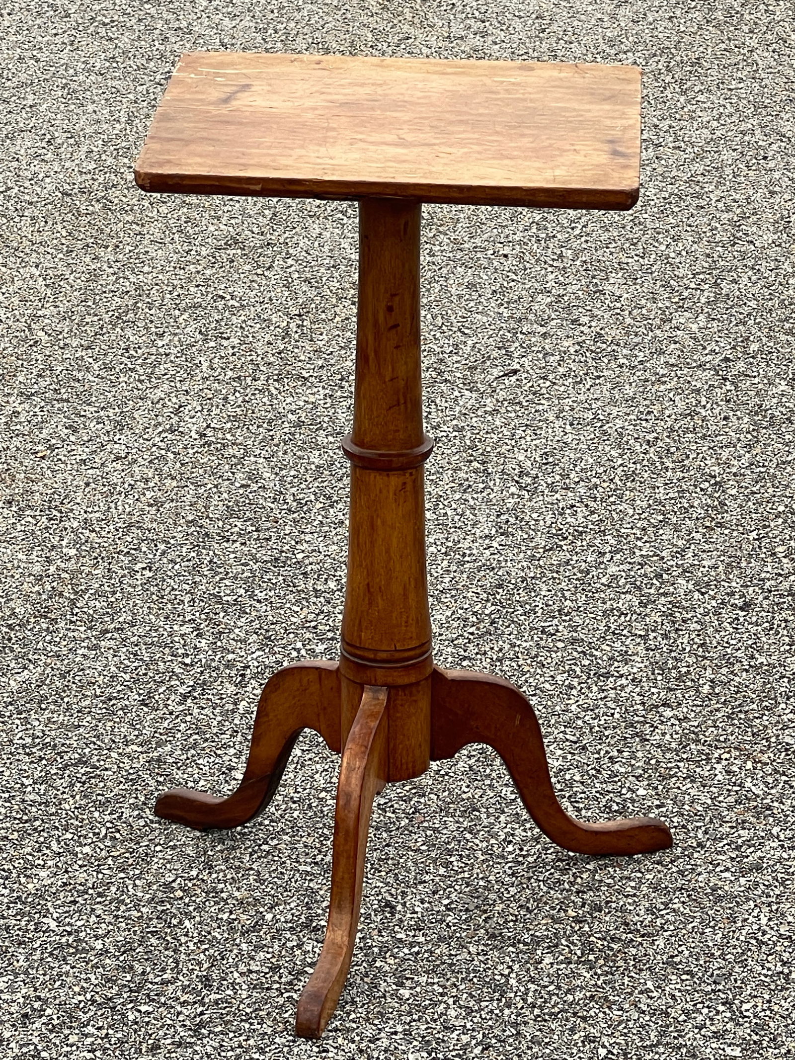 18TH C LONG ISLAND QA CANDLE STAND SQUARE TOP MAPLE C.1760: 18TH C LONG ISLAND QA CANDLE STAND SQUARE TOP MAPLE C.176015 X 14 X 26