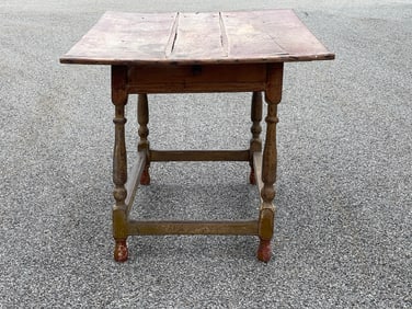 FINE RHODE ISLAND 1 DRAWER TAVERN TABLE IN OLD RED & MUSTARD PAINT C.1710-1730 ORIGINAL TOP DRAWER &