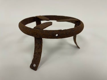 TRIFID LEGGED FORGED IRON POT HOLDER