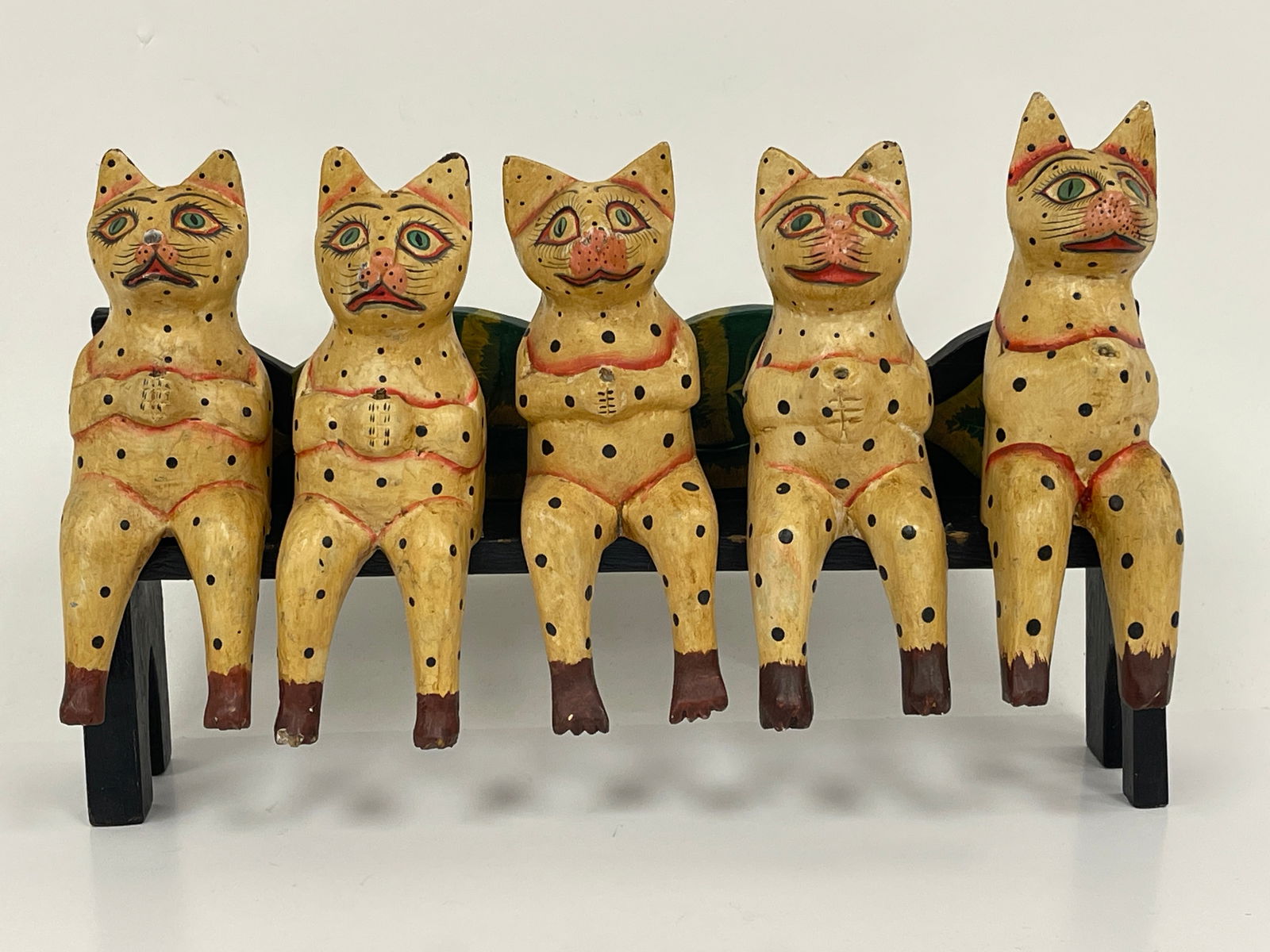 WOOD SCULPTURE OF 5 SEATED CATS , GREAT FOLKY PAINT (1 of 5)