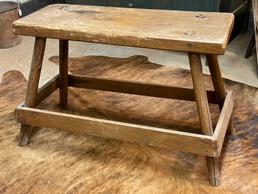 SPLAYED LEG WITH STRETCHER BASE STOOL