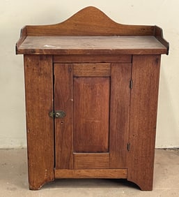 RAISED PANEL DOOR CUPBOARD
