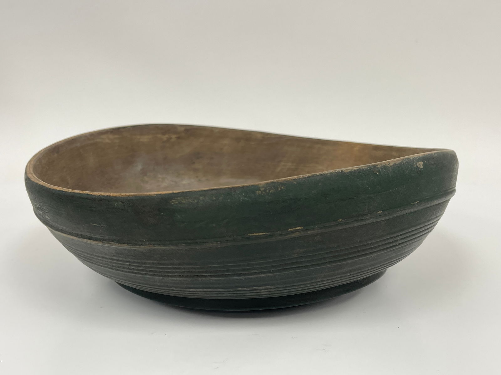 BEAUTIFUL 18TH C SHALLOW WOODEN BOWL IN OLD GREEN PINE PAINT (1 of 2)