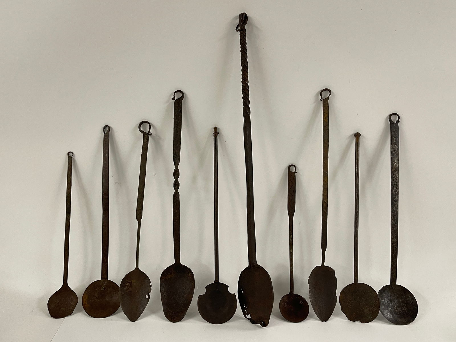 GROUP OF 10 18THC FORGED IRON HEARTH ITEMS , SPOONS , ETC (1 of 5)