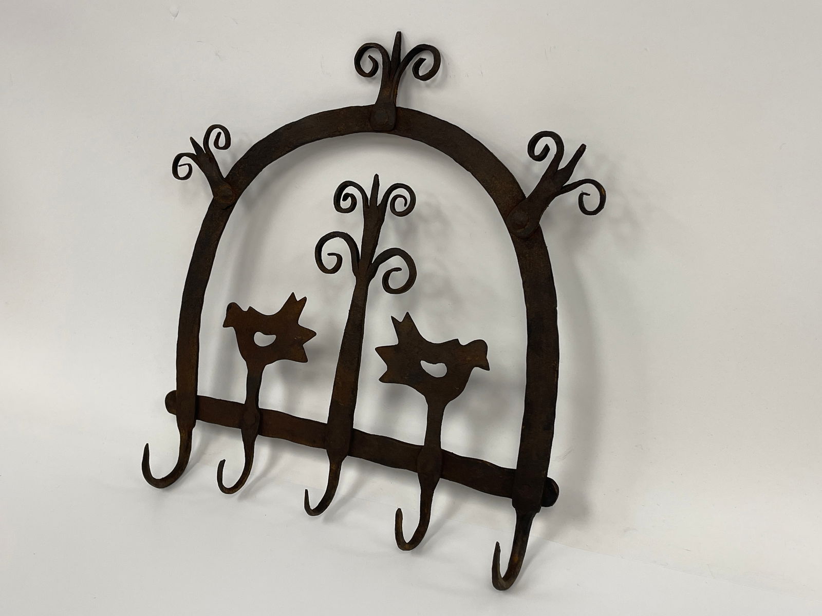 5 HOOK SMALL FORGED IRON IMPLEMENT RACK W/ COOL DOUBLE CHICKEN MOTIF (1 of 3)