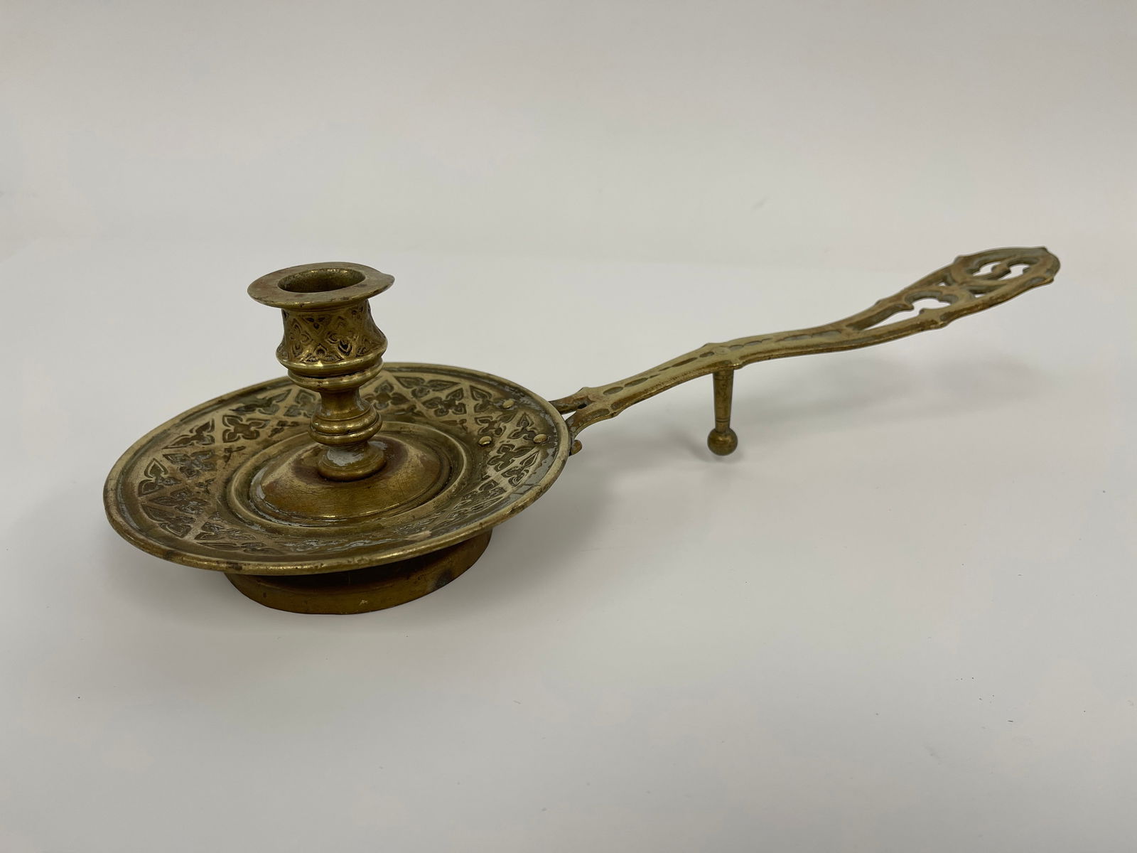 INCREDIBLY INTERESTING WELL CAST , BRASS LONG HANDLED CHAMBER STICK (1 of 5)