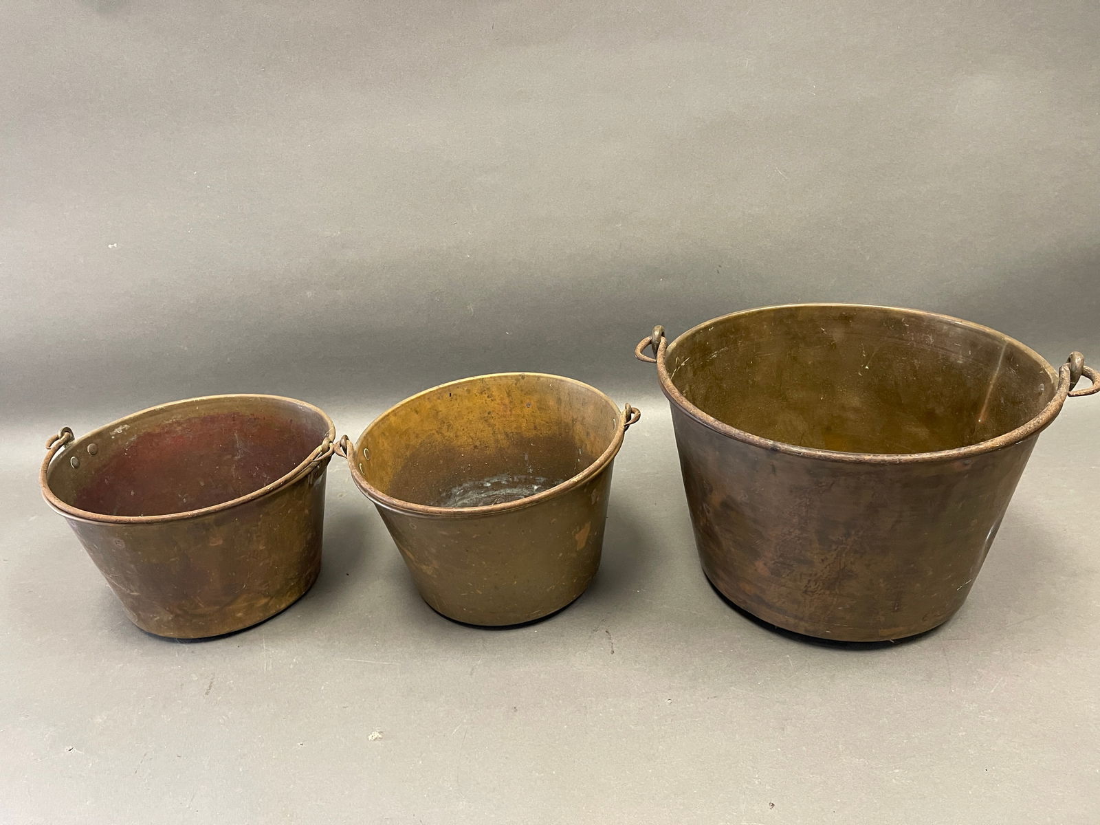Three 19th century copper kettles: Three 19th century copper kettles