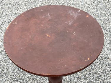 EARLY 19TH C CANDLESTAND ROUND TOP IN OLD GRUNGY RED PAINT CT C.1810