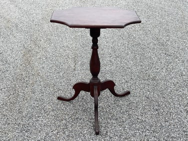 RARE 18TH C NEW LONDON CT SPURRED LEG CHIPPENDALE CANDLESTICK IN OLD SURFACE C.1780