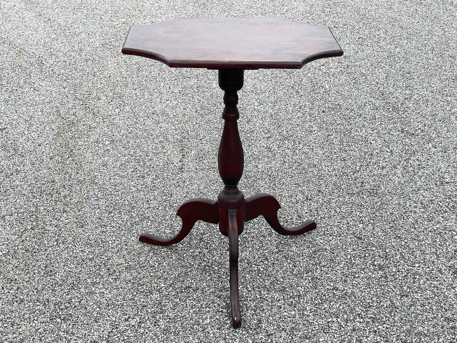 RARE 18TH C NEW LONDON CT SPURRED LEG CHIPPENDALE CANDLESTICK IN OLD SURFACE C.1780 (1 of 3)