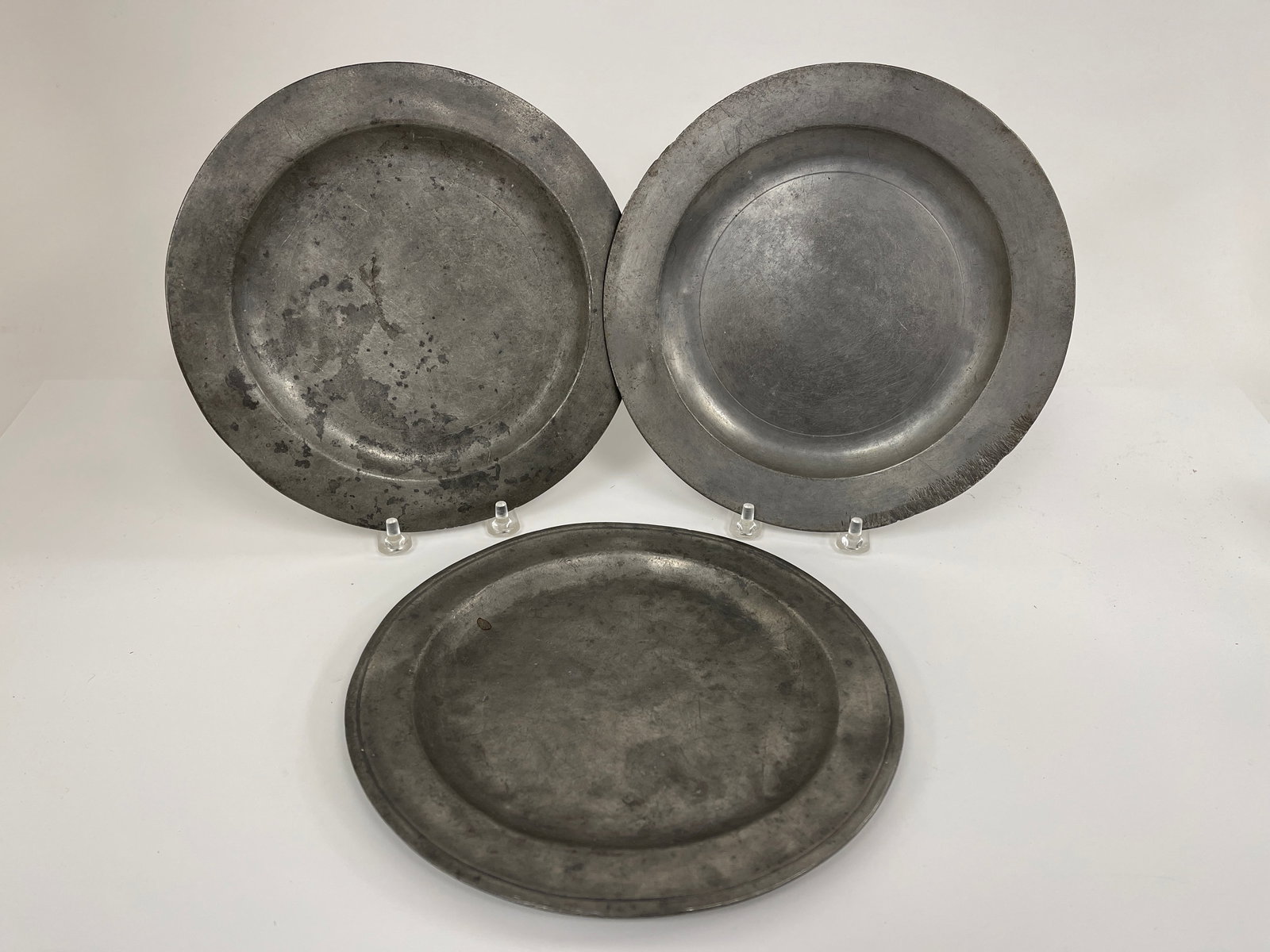 Lot of 3 18th C pewter plates with London mark (1 of 3)