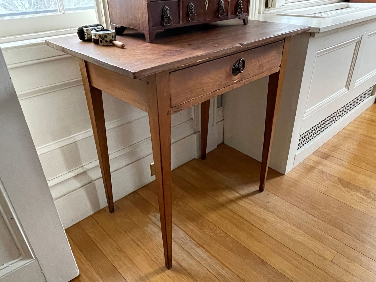 HEPPLEWHITE ONE DRAWER STAND (1 of 3)