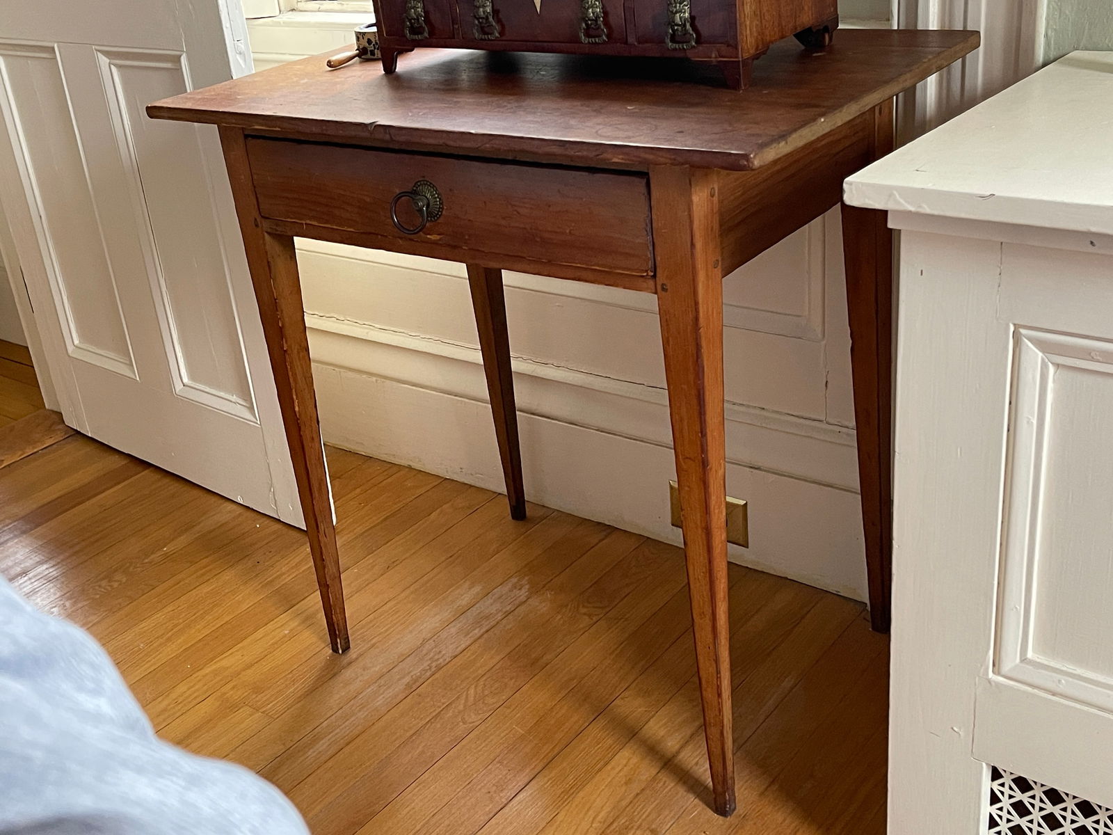 HEPPLEWHITE ONE DRAWER STAND - 2