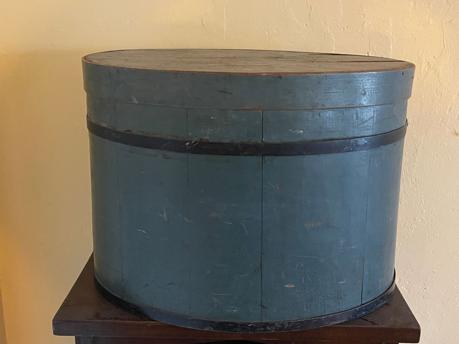 BLUE PAINTED OVAL BOX W/COVER: BLUE PAINTED OVAL BOX W/COVER