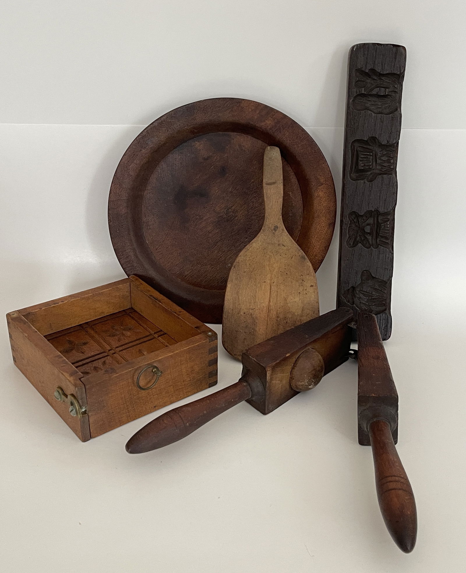 GROUPING OF PRIMITIVE KITCHEN ITEMS (1 of 4)