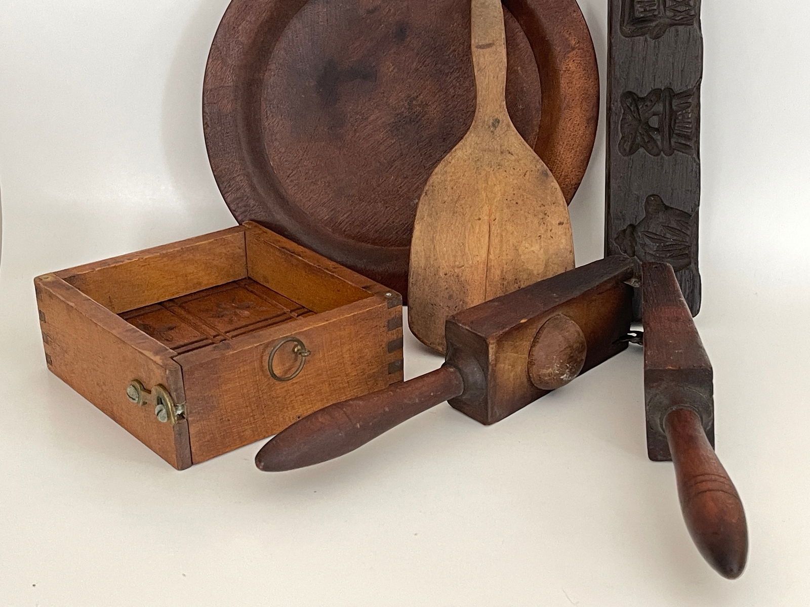 GROUPING OF PRIMITIVE KITCHEN ITEMS - 3