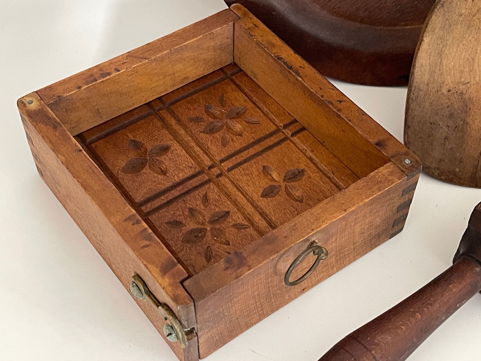 GROUPING OF PRIMITIVE KITCHEN ITEMS - 4