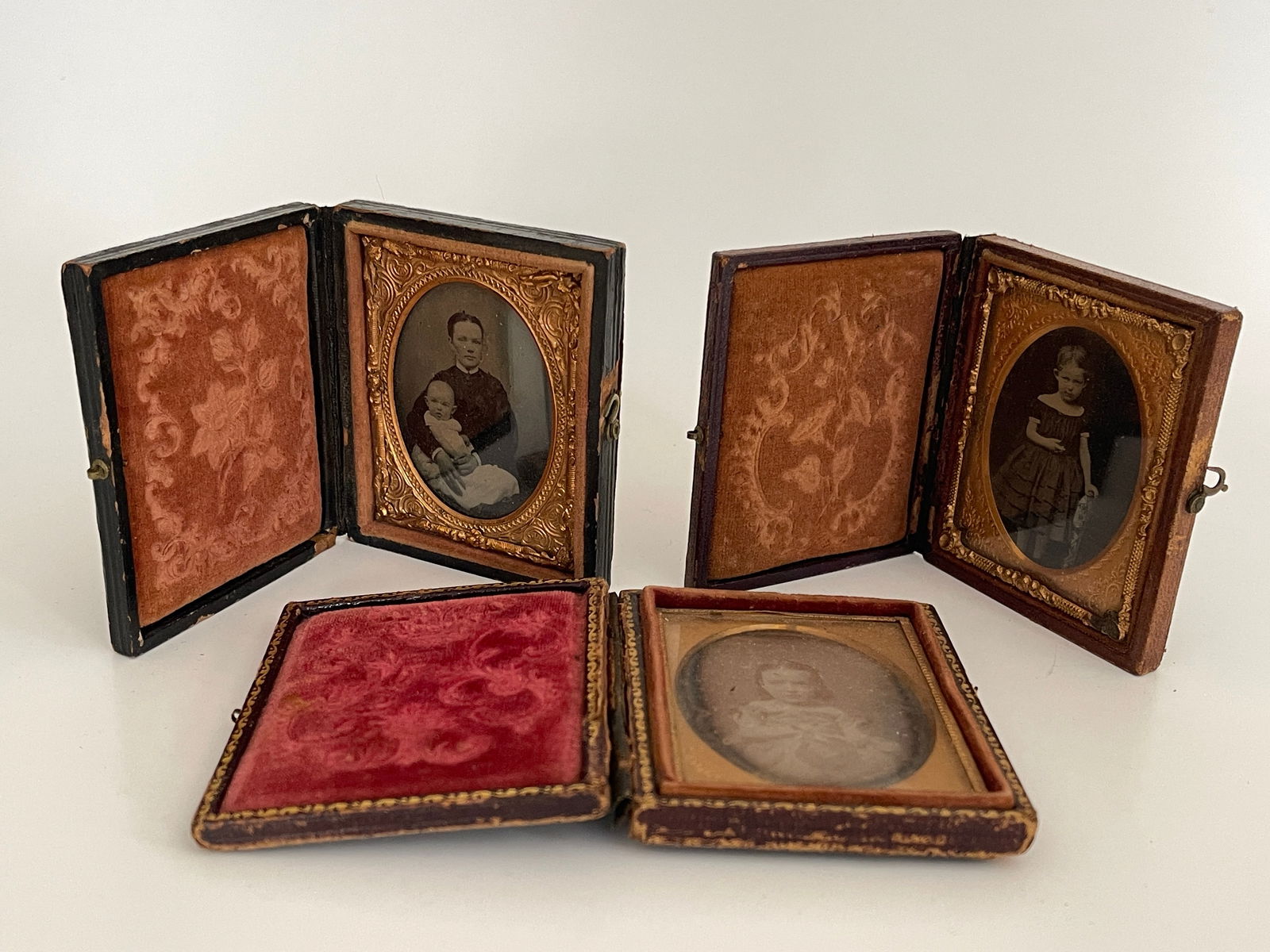 THREE CHILDRENS DAGUERREOTYPE IN CASES: THREE CHILDREN'S DAGUERREOTYPES IN CASES