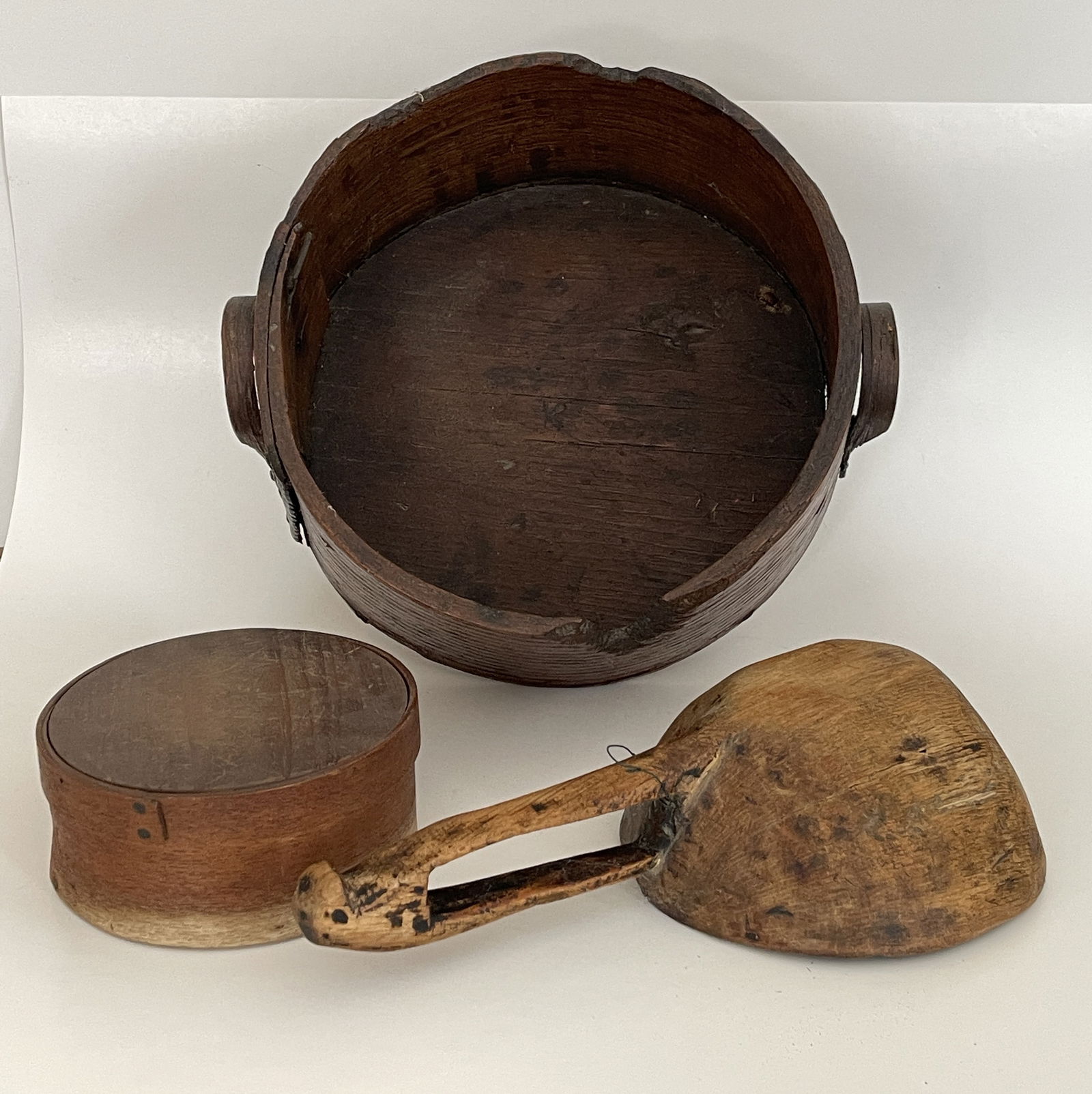 MISC. GROUPING OF TREEN: MISC. GROUPING OF TREEN TO INCLUDE A BURL SCOOP