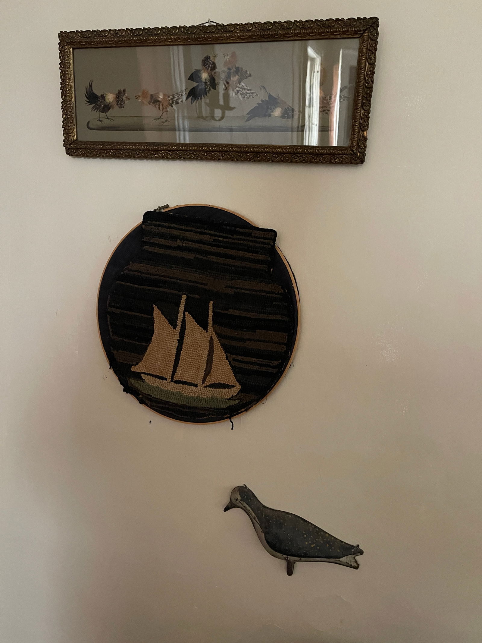 GROUPING OF WALL ITEMS: GROUPING OF WALL ITEMS, TIN BIRD, FEATHER ART, HOOKED PAD
