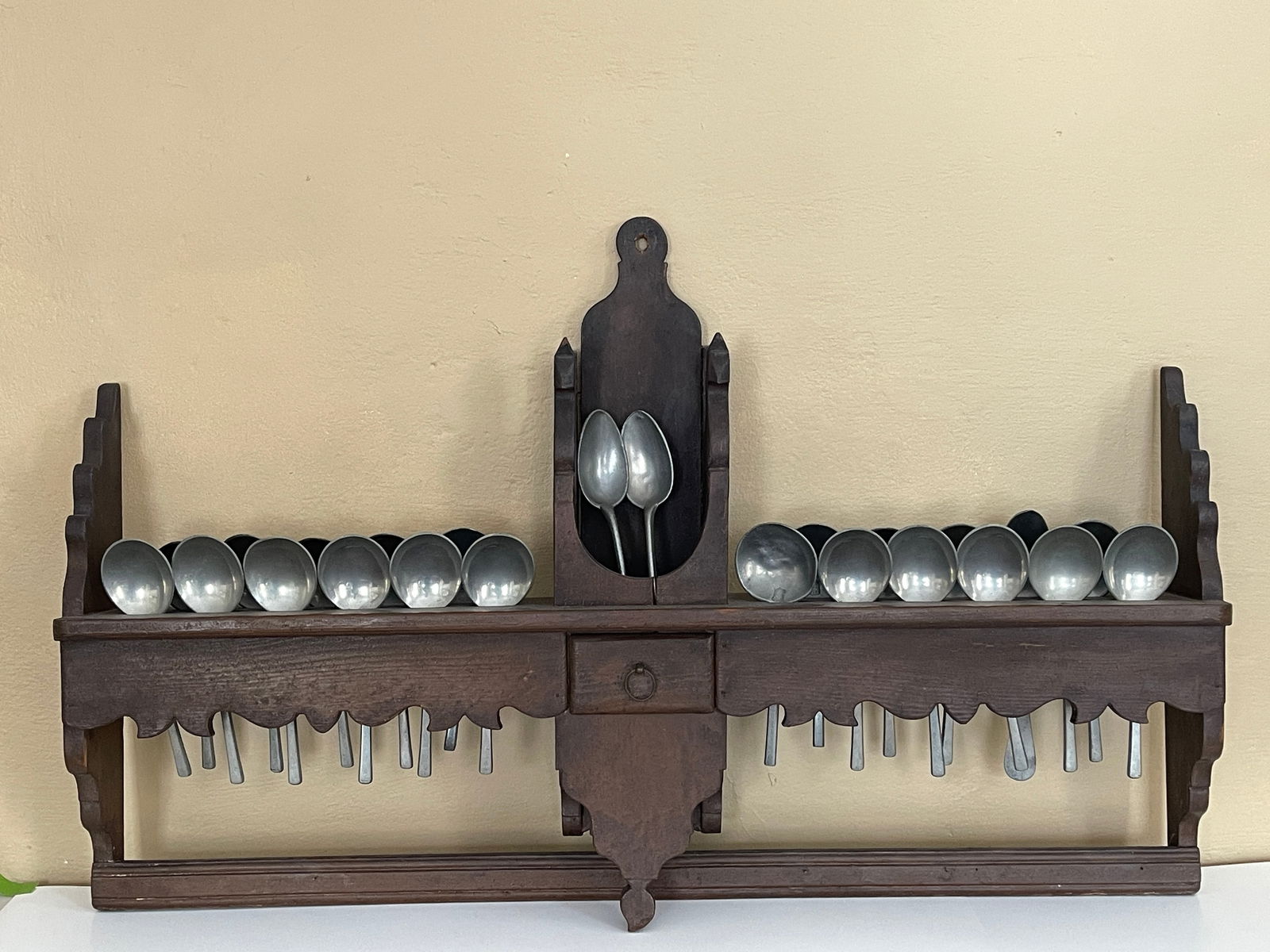 18TH C MAHOGANY SPOON RACK W/ PEWTER TABLESPOONS 32 X 22 X 5: 18TH CENTURY CARVED MAHOGANY SPOON RACK W/ PEWTER TABLESPOONS 32 X 22 X 5