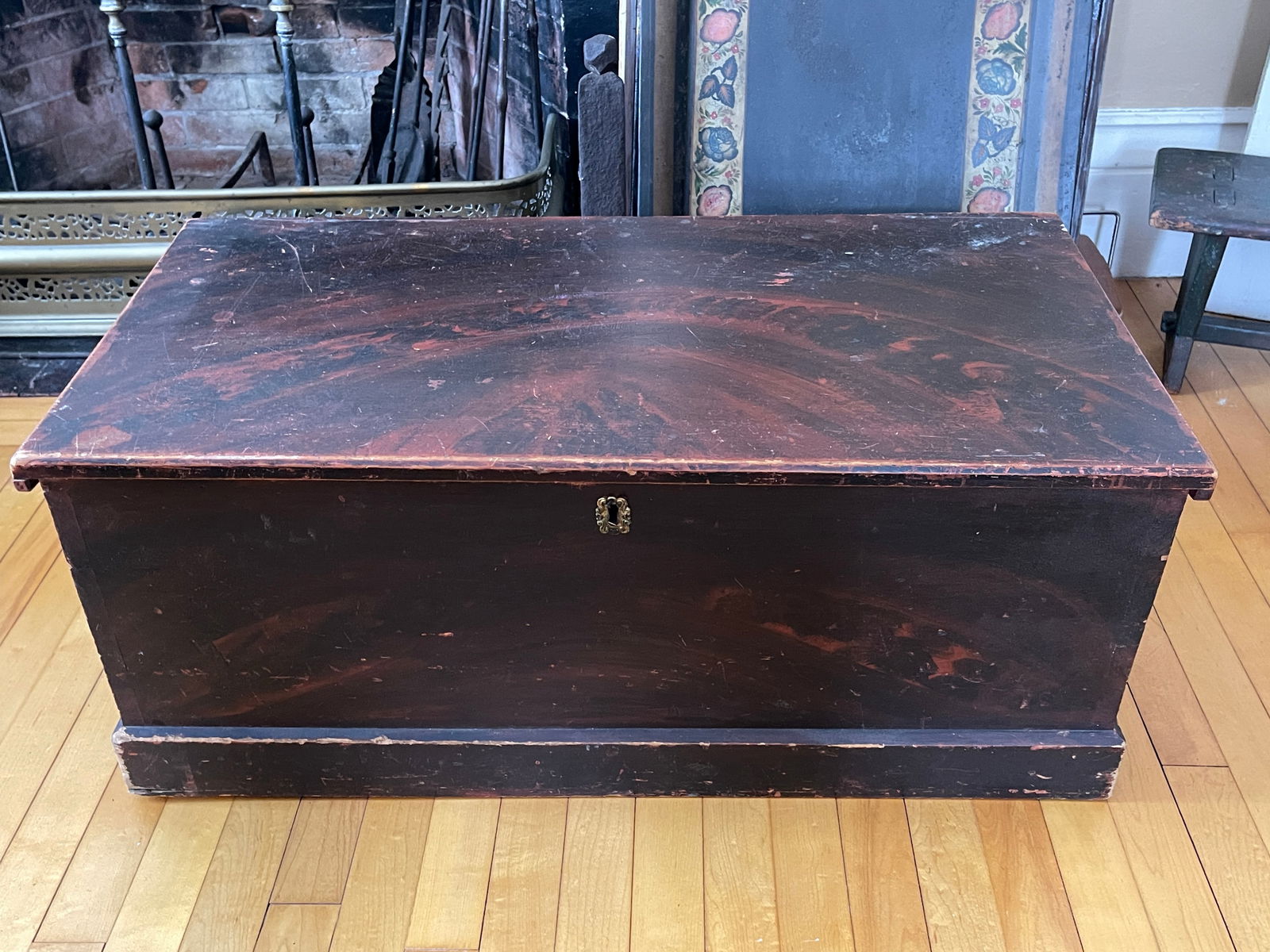 EARLY RED & BLACK DECORATED BOX: EARLY LARGE RED & BLACK DECORATED BOX - MAINE PAINTED 32 X 16 X 14