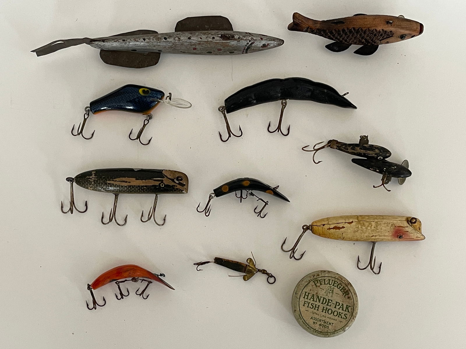 LOT OF 10 VINTAGE FISHING LURES: LOT OF 10 VINTAGE FISHING LURES, VARIOUS SIZES WITH A PFLUEGER HANDE-PAK FISH HOOKS TIN