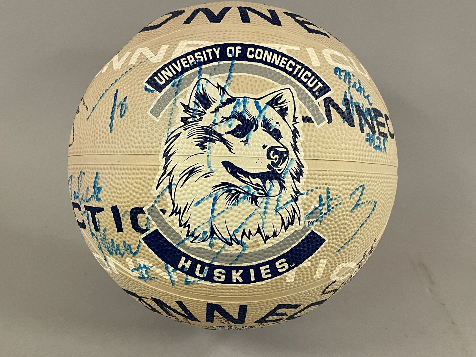 UCONN SIGNED BASKETBALL SIGNED 2002: UCONN SIGNED BASKETBALL SIGNED BY TEAM MEMBERS 2002-2003