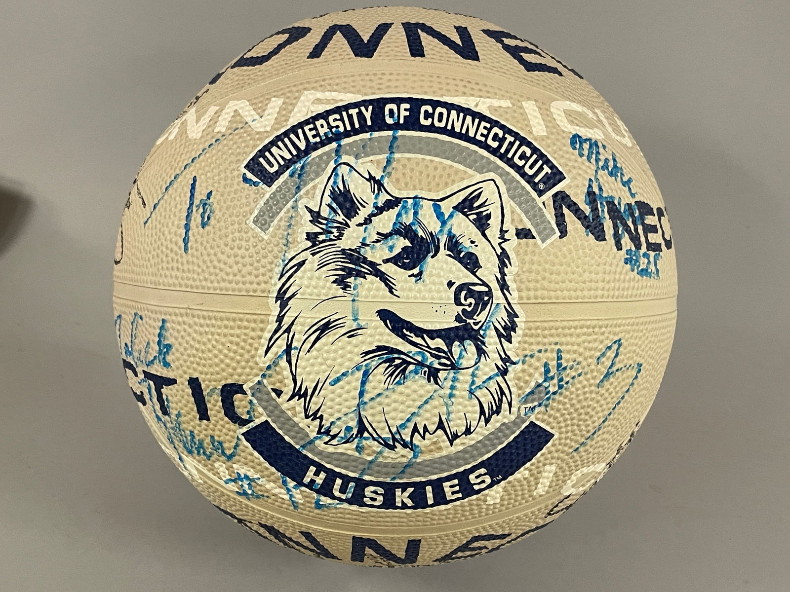 UCONN SIGNED BASKETBALL SIGNED 2002 - 2