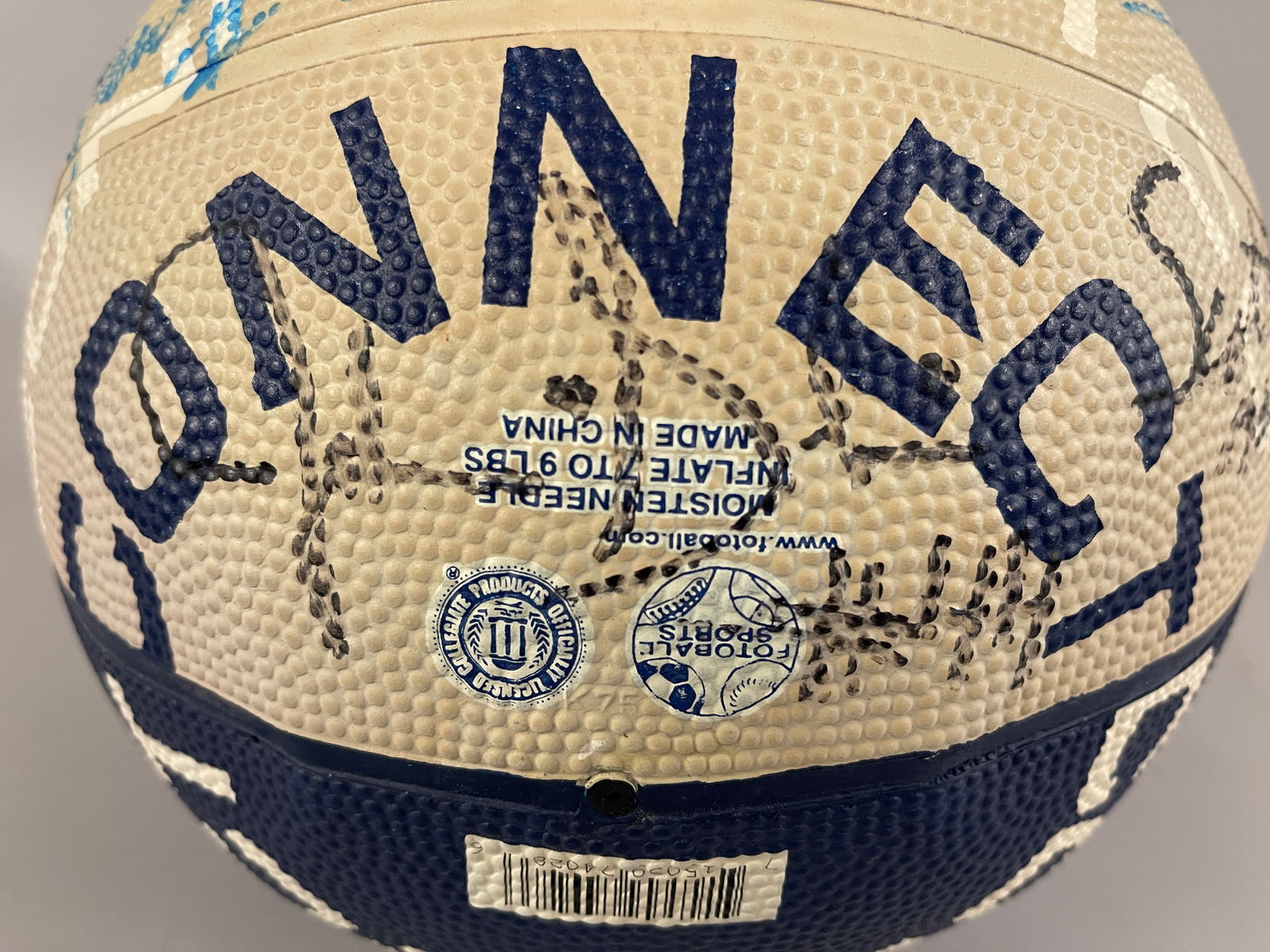UCONN SIGNED BASKETBALL SIGNED 2002 - 5