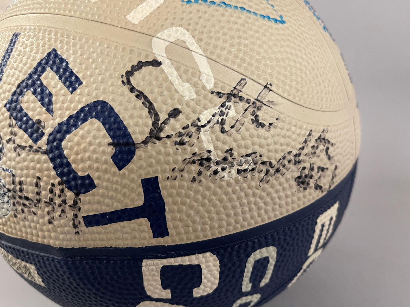 UCONN SIGNED BASKETBALL SIGNED 2002 - 6