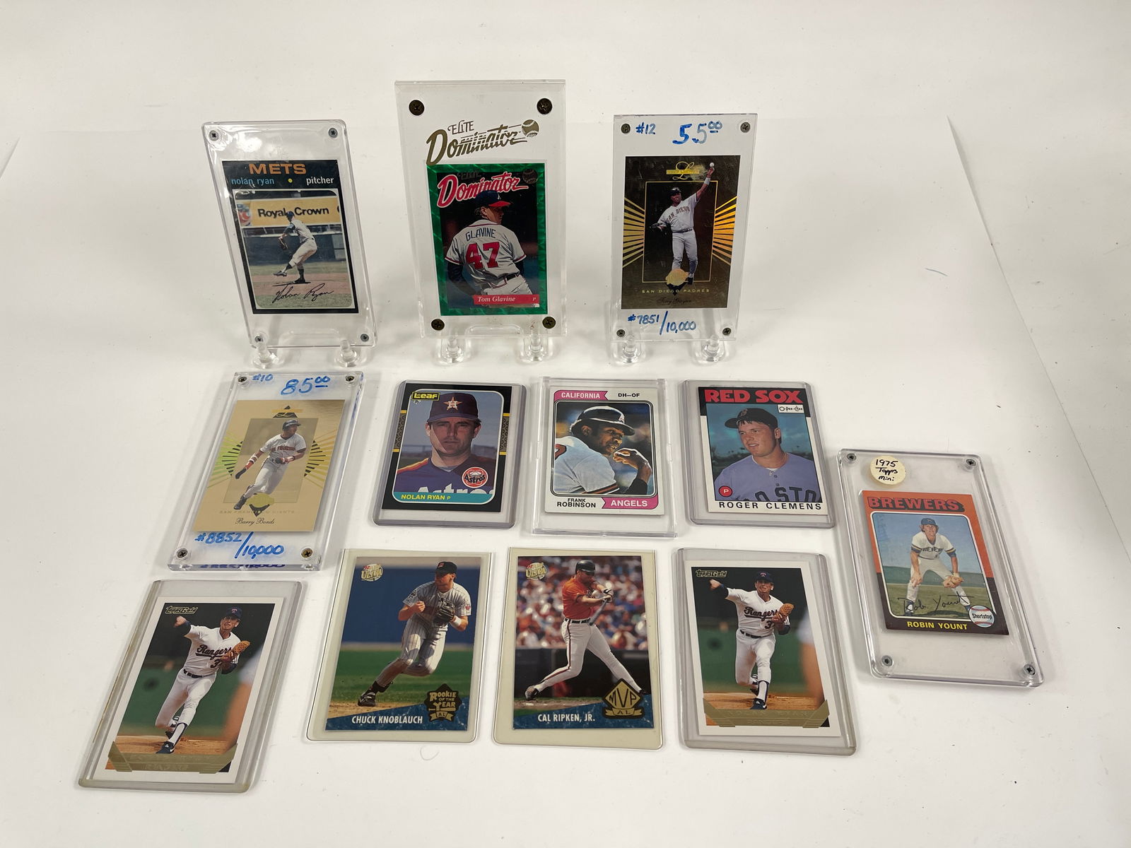 GROUPING OF BASEBALL TRADING CARDS: GROUPING OF BASEBALL TRADING CARDS INCLUDING CAL RIPKEN JR., ROGER CLEMENS, BARRY BONDS, OTHERS