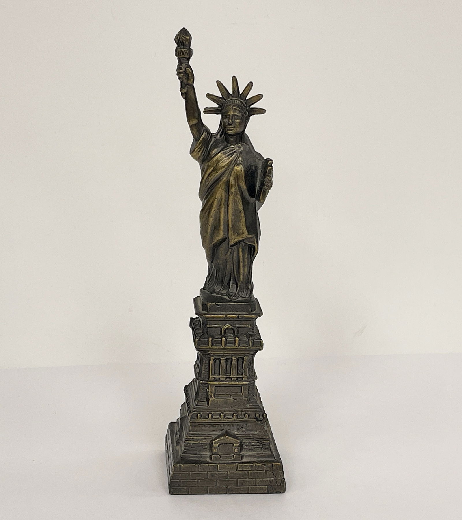 STATUE OF LIBERTY FIGURE: STATUE OF LIBERTY FIGURE Original brass finish surface, metal, excellent condition.