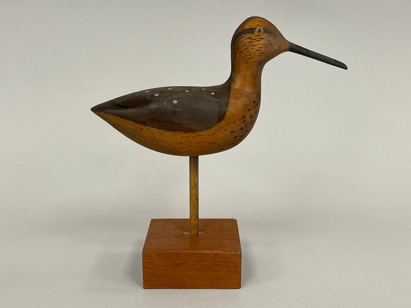 SHOREBIRD CARVING: SHOREBIRD CARVING Original paint, glass eyes, pine, early – mid 20th C, excellent condition.