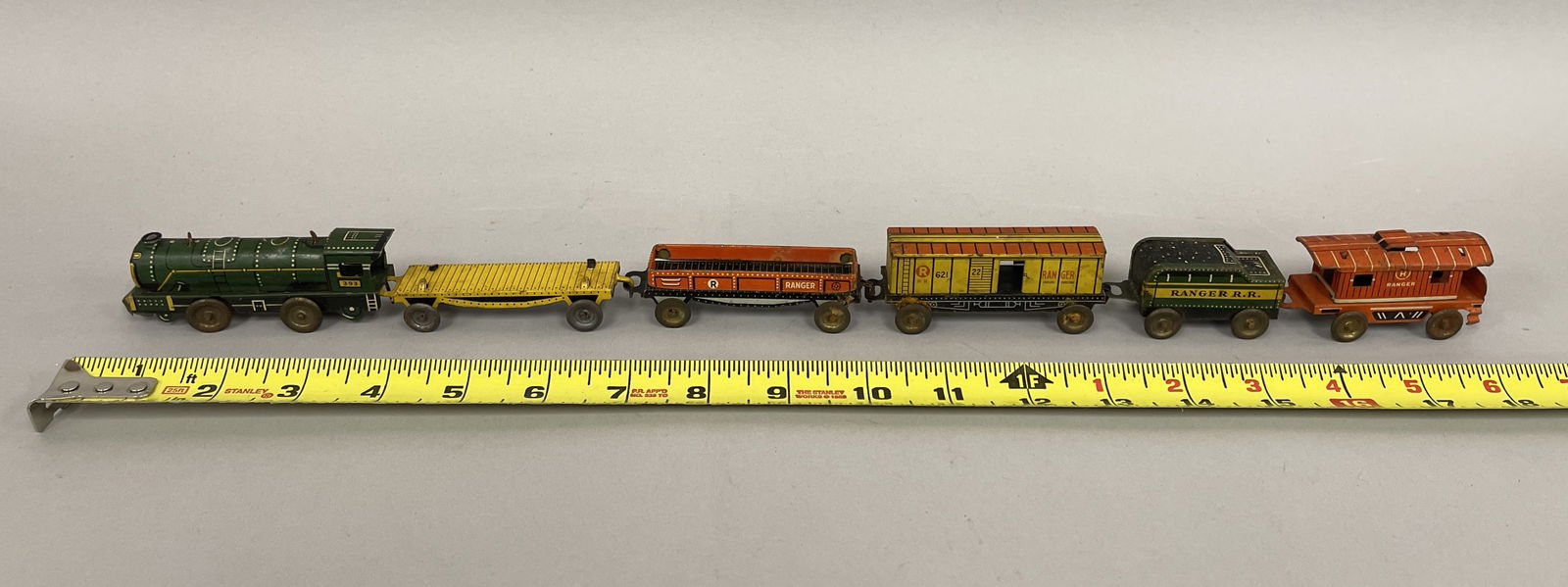 LOCOMOTIVE WITH 6 CARS TRAIN (1 of 3)